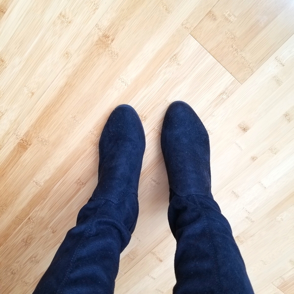 Over-the-knee black boots. - Picture 5 of 5